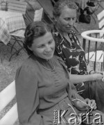 1943, Mürren, Szwajcaria. 
Friedel Wegmüller (1. z lewej) z koleżanką siedzi na ławce na tarasie hotelu.
Fot. Jerzy Konrad Maciejewski, zbiory Ośrodka KARTA