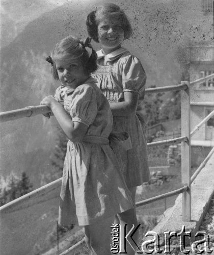 1943, Mürren, Szwajcaria. 
Małe Szwajcarki pozują do zdjęcia stojąc przy poręczy tarasu hotelu.
Fot. Jerzy Konrad Maciejewski, zbiory Ośrodka KARTA