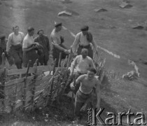 Czerwiec 1940, Mürren, Szwajcaria. 
Żołnierze z 2. Dywizji Strzelców Pieszych podczas wycieczki po alpejskich górach.
Fot. Jerzy Konrad Maciejewski, zbiory Ośrodka KARTA
