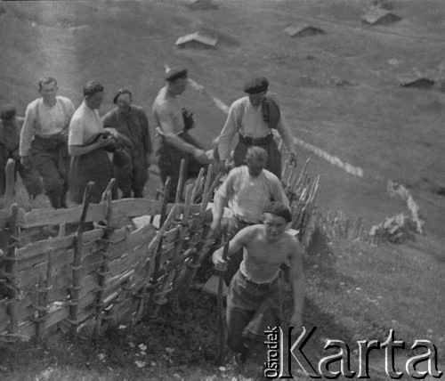 Czerwiec 1940, Mürren, Szwajcaria. 
Żołnierze z 2. Dywizji Strzelców Pieszych podczas wycieczki po alpejskich górach.
Fot. Jerzy Konrad Maciejewski, zbiory Ośrodka KARTA