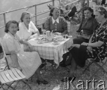 1943, Mürren, Szwajcaria. 
Kobiety siedzą przy stole na tarasie hotelu. 2. z prawej Friedel Wegmüller.
Fot. Jerzy Konrad Maciejewski, zbiory Ośrodka KARTA