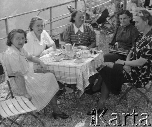 1943, Mürren, Szwajcaria. 
Kobiety siedzą przy stole na tarasie hotelu. 2. z prawej Friedel Wegmüller.
Fot. Jerzy Konrad Maciejewski, zbiory Ośrodka KARTA