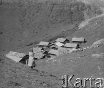 1943, Mürren, Szwajcaria. 
Kobieta przygląda się budynkom mieszkalnym położonym w górskiej dolinie.
Fot. Jerzy Konrad Maciejewski, zbiory Ośrodka KARTA