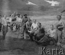 Czerwiec 1940, Mürren, Szwajcaria. 
Internowani żołnierze z 2. Dywizji Strzelców Pieszych siedzą na drewnianej huśtawce wagowej.
Fot. Jerzy Konrad Maciejewski, zbiory Ośrodka KARTA