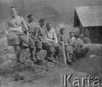 Czerwiec 1940, Mürren, Szwajcaria. 
Internowani żołnierze z 2. Dywizji Strzelców Pieszych pozują do zdjęcia siedząc na drewnianej huśtawce wagowej. 
Fot. Jerzy Konrad Maciejewski, zbiory Ośrodka KARTA