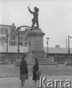 Czerwiec 1946, Dunkierka, Francja.
Bernadette (z lewej) i Therese stoją przed XIX-wiecznym pomnikiem francuskiego admirała Jeana Barta. Autorem pomnika jest David d'Angers.
Fot. Jerzy Konrad Maciejewski, zbiory Ośrodka KARTA