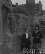 Czerwiec 1946, Dunkierka, Francja.
Therese (z lewej) i Bernadette pozują do zdjęcia na tle płaskorzeźby przedstawiającej żołnierzy.
Fot. Jerzy Konrad Maciejewski, zbiory Ośrodka KARTA