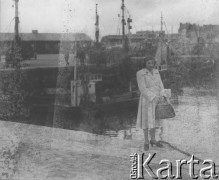 Czerwiec 1946, Dunkierka, Francja.
Kobieta pozuje do zdjęcia na tle statków cumujących w porcie.
Fot. Jerzy Konrad Maciejewski, zbiory Ośrodka KARTA