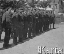 1942-1944, Münchenbuchsee, Szwajcaria.
Żołnierze 2. Dywizji Strzelców Pieszych stoją w dwuszeregu prawdopodobnie przed swoim dowódcą.
Fot. Jerzy Konrad Maciejewski, zbiory Ośrodka KARTA 

