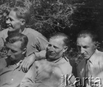 1942-1944, Münchenbuchsee, Szwajcaria.
Żołnierze 2. Dywizji Strzelców Pieszych odpoczywają w trakcie ćwiczeń polowych w lesie.
Fot. Jerzy Konrad Maciejewski, zbiory Ośrodka KARTA 
