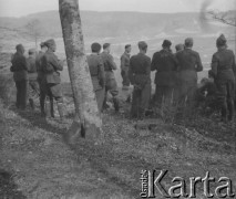 1942-1944, Münchenbuchsee, Szwajcaria.
Oficerowie oraz żołnierze 2. Dywizji Strzelców Pieszych podczas ćwiczeń terenowych w lesie. 
Fot. Jerzy Konrad Maciejewski, zbiory Ośrodka KARTA 
