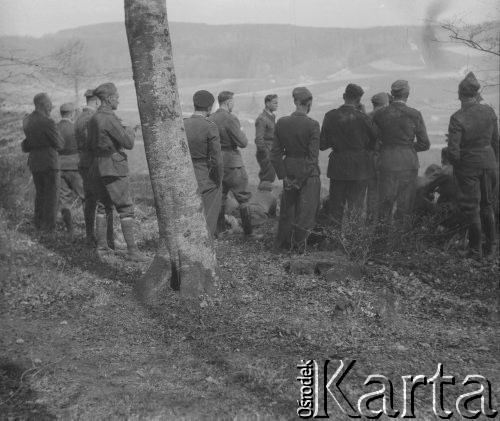 1942-1944, Münchenbuchsee, Szwajcaria.
Oficerowie oraz żołnierze 2. Dywizji Strzelców Pieszych podczas ćwiczeń terenowych w lesie. 
Fot. Jerzy Konrad Maciejewski, zbiory Ośrodka KARTA 
