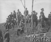 1942-1944, Münchenbuchsee, Szwajcaria.
Żołnierze 2. Dywizji Strzelców Pieszych siedzą na świeżym powietrzu.
Fot. Jerzy Konrad Maciejewski, zbiory Ośrodka KARTA 
