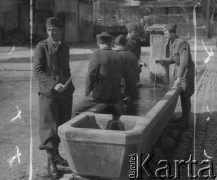 1942-1944, Münchenbuchsee, Szwajcaria.
Żołnierze 2. Dywizji Strzelców Pieszych siedzą przy studni. 
Fot. Jerzy Konrad Maciejewski, zbiory Ośrodka KARTA 
