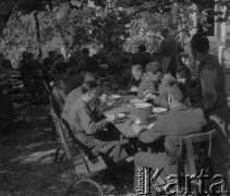 1942-1944, Münchenbuchsee, Szwajcaria.
Żołnierze 2. Dywizji Strzelców Pieszych spożywają obiad na świeżym powietrzu.
Fot. Jerzy Konrad Maciejewski, zbiory Ośrodka KARTA
