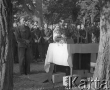1942-1944, Münchenbuchsee, Szwajcaria.
Msza polowa. Starszy szeregowy modli przed ołtarzem, przy którym stoi kapelan.
Fot. Jerzy Konrad Maciejewski, zbiory Ośrodka KARTA
