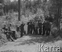 1942-1944, Münchenbuchsee, Szwajcaria.
Ćwiczenia terenowe w lesie. Żołnierze 2. Dywizji Strzelców Pieszych analizują notatki.
Fot. Jerzy Konrad Maciejewski, zbiory Ośrodka KARTA
