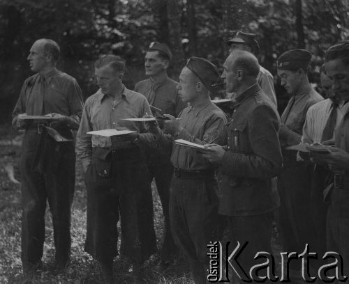 1942-1944, Münchenbuchsee, Szwajcaria.
Żołnierze 2. Dywizji Strzelców Pieszych podczas ćwiczeń w terenie.  
Fot. Jerzy Konrad Maciejewski, zbiory Ośrodka KARTA
