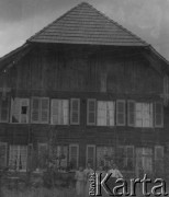 1942-1944, Münchenbuchsee, Szwajcaria.
Prawdopodobnie rodzina szwajcarska pozuje na tle swojego domu.
Fot. Jerzy Konrad Maciejewski, zbiory Ośrodka KARTA
