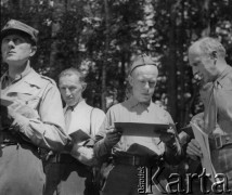 1942-1944, Münchenbuchsee, Szwajcaria.
Żołnierze 2. Dywizji Strzelców Pieszych analizują notatki podczas ćwiczeń terenowych w lesie. 
Fot. Jerzy Konrad Maciejewski, zbiory Ośrodka KARTA
