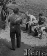1942-1944, Münchenbuchsee, Szwajcaria.
Żołnierze 2. Dywizji Strzelców Pieszych odpoczywają na ławce w czasie ćwiczeń terenowych.
Fot. Jerzy Konrad Maciejewski, zbiory Ośrodka KARTA
