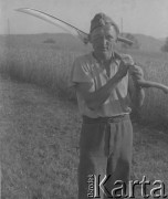 1942-1944, Münchenbuchsee, Szwajcaria.
Internowany żołnierz 2. Dywizji Strzelców Pieszych pracuje podczas żniw u szwajcarskiej rodziny. Na zdjęciu trzyma na ramieniu kosę.
Fot. Jerzy Konrad Maciejewski, zbiory Ośrodka KARTA
