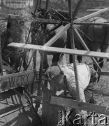 1942-1944, Münchenbuchsee, Szwajcaria.
Żołnierz 2. Dywizji Strzelców Pieszych pracuje przy żniwach u szwajcarskiej rodziny. Na zdjęciu naprawia psującą się snopowiązałkę.
Fot. Jerzy Konrad Maciejewski, zbiory Ośrodka KARTA
