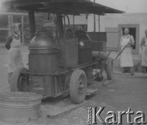 1942-1944, Münchenbuchsee, Szwajcaria.
Kucharze z obozu internowania stoją przy kuchni polowej.
Fot. Jerzy Konrad Maciejewski, zbiory Ośrodka KARTA
