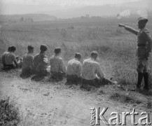 1942-1944, Münchenbuchsee, Szwajcaria.
Żołnierze 2. Dywizji Strzelców Pieszych odpoczywają podczas ćwiczeń terenowych. Na zdjęciu oficer wskazuje coś ręką. 
Fot. Jerzy Konrad Maciejewski, zbiory Ośrodka KARTA
