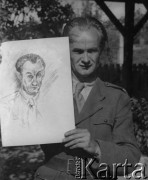 1942-1944, Münchenbuchsee, Szwajcaria.
Kapral Edward Stachoń pozuje do zdjęcia ze swoim autoportretem.
Fot. Jerzy Konrad Maciejewski, zbiory Ośrodka KARTA
