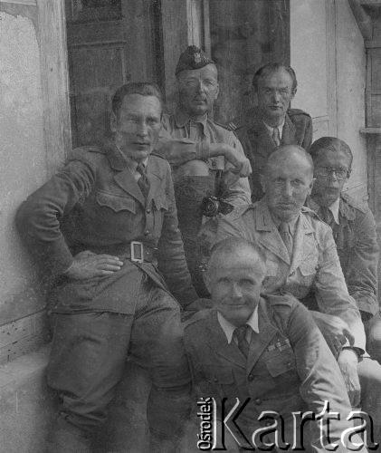 1942-1944, Münchenbuchsee, Szwajcaria.
Sierż. Jerzy Konrad Maciejewski (u dołu 1. z prawej) prawdopodobnie w towarzystwie członków redakcji „Goniec Obozowy