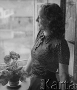 1942-1944, Münchenbuchsee, Szwajcaria.
Kobieta pozuje do zdjęcia, stojąc przy oknie.
Fot. Jerzy Konrad Maciejewski, zbiory Ośrodka KARTA
