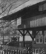 1942-1944, Münchenbuchsee, Szwajcaria.
Typowy budynek szwajcarski, w którym mieściła się redakcja czasopisma dla internowanych żołnierzy „Goniec Obozowy”.
Fot. Jerzy Konrad Maciejewski, zbiory Ośrodka KARTA 
