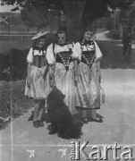 1942-1944, Münchenbuchsee, Szwajcaria.
Szwajcarki w strojach ludowych pozują do zdjęcia z psem.
Fot. Jerzy Konrad Maciejewski, zbiory Ośrodka KARTA
