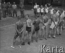 1942-1944, Münchenbuchsee, Szwajcaria.
Siatkarze z zespołów obozowych z Münchenbuchsee i Burgdorf przygotowują się do meczu.
Fot. Jerzy Konrad Maciejewski, zbiory Ośrodka KARTA 
