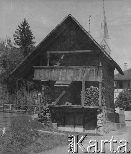 1942-1944, Münchenbuchsee, Szwajcaria.
Prawdopodobnie budynek do przechowywania drzewa. Z tyłu widoczna wieża miejscowego kościoła z zegarem.
Fot. Jerzy Konrad Maciejewski, zbiory Ośrodka KARTA 
