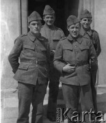 1942-1944, Münchenbuchsee, Szwajcaria.
Internowani żołnierze 2. Dywizji Strzelców Pieszych pozują do zdjęcia przed wejściem do budynku.
Fot. Jerzy Konrad Maciejewski, zbiory Ośrodka KARTA
