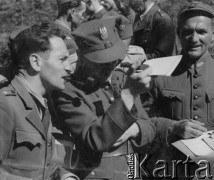 1942-1944, Münchenbuchsee, Szwajcaria.
Oficerowie i podoficerowie z 2. Dywizji Strzelców Pieszych podczas ćwiczeń terenowych. 
Fot. Jerzy Konrad Maciejewski, zbiory Ośrodka KARTA 
