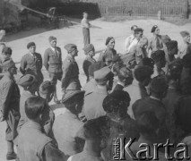1942-1944, Münchenbuchsee, Szwajcaria.
Internowani żołnierze 2. Dywizji Strzelców Pieszych stoją przed budynkiem, gdzie prawdopodobnie oficer odczytuje informacje.  
Fot. Jerzy Konrad Maciejewski, zbiory Ośrodka KARTA
