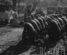 1942-1944, Münchenbuchsee, Szwajcaria.
Żołnierze z 2. Dywizji Strzelców Pieszych modlą się podczas mszy polowej.
Fot. Jerzy Konrad Maciejewski, zbiory Ośrodka KARTA

