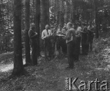 1942-1944, Münchenbuchsee, Szwajcaria.
Żołnierze z 2. Dywizji Strzelców Pieszych podczas ćwiczeń wojskowych w terenie. 
Fot. Jerzy Konrad Maciejewski, zbiory Ośrodka KARTA
