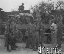 1942-1944, Münchenbuchsee, Szwajcaria.
Żołnierze z 2. Dywizji Strzelców Pieszych pracują przy wyładunku drewna na opał. 
Fot. Jerzy Konrad Maciejewski, zbiory Ośrodka KARTA		
