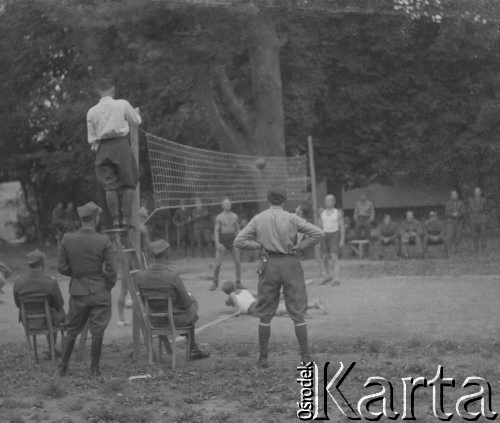1942-1944, Münchenbuchsee, Szwajcaria.
Mecz piłki siatkowej pomiędzy zespołami składającymi się z internowanych żołnierzy 2. Dywizji Strzelców Pieszych z obozów w Münchenbuchsee i Burgdorf. 
Fot. Jerzy Konrad Maciejewski, zbiory Ośrodka KARTA
