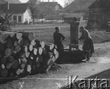 1942-1944, Münchenbuchsee, Szwajcaria.
Mieszkanki szwajcarskiej miejscowości, w której znajduje się obóz internowania dla polskich żołnierzy 2. Dywizji Strzelców Pieszych, rozmawiają przy studni.
Fot. Jerzy Konrad Maciejewski, zbiory Ośrodka KARTA

