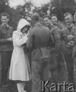 1942-1944, Münchenbuchsee, Szwajcaria.
Kobieta przypina prawdopodobnie kwiaty do munduru polskiego żołnierza 2. Dywizji Strzelców Pieszych. 
Fot. Jerzy Konrad Maciejewski, zbiory Ośrodka KARTA
