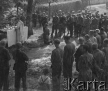 1942-1944, Münchenbuchsee, Szwajcaria.
Żołnierze z 2. Dywizji Strzelców Pieszych biorą udział w mszy polowej.
Fot. Jerzy Konrad Maciejewski, zbiory Ośrodka KARTA
