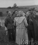 1942-1944, Münchenbuchsee, Szwajcaria.
Żołnierze 2. Dywizji Strzelców Pieszych podczas spotkania rozmawiają z kobietą w jasnym płaszczu.
Fot. Jerzy Konrad Maciejewski, zbiory Ośrodka KARTA
