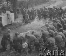 1942-1944, Münchenbuchsee, Szwajcaria.
Msza polowa. Żołnierze z 2. Dywizji Strzelców Pieszych klęczą przed ołtarzem, przy którym stoi ksiądz. 
Fot. Jerzy Konrad Maciejewski, zbiory Ośrodka KARTA
