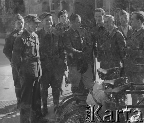 1942-1944, Münchenbuchsee, Szwajcaria.
Podoficerowie 5 Małopolskiego Pułku Strzelców Pieszych 2. Dywizji Strzelców Pieszych. Obok nich stoją rowery, którymi żołnierze poruszali się po okolicy obozu internowania, w którym przebywali.
Fot. Jerzy Konrad Maciejewski, zbiory Ośrodka KARTA
