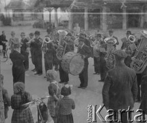 1942-1944, Münchenbuchsee, Szwajcaria.
Przechodnie słuchają orkiestry, która gra na ulicy.
Fot. Jerzy Konrad Maciejewski, zbiory Ośrodka KARTA
